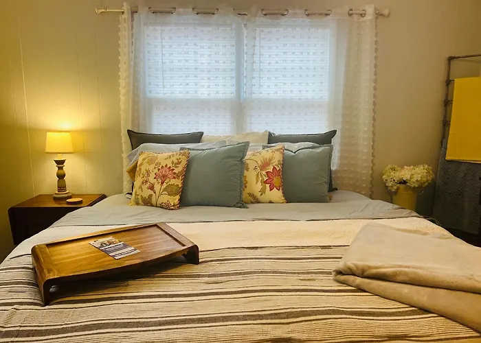 Mountain Lake Retreat - Hot Tub, Lake, Fire Pit, Wineries, Restaurant