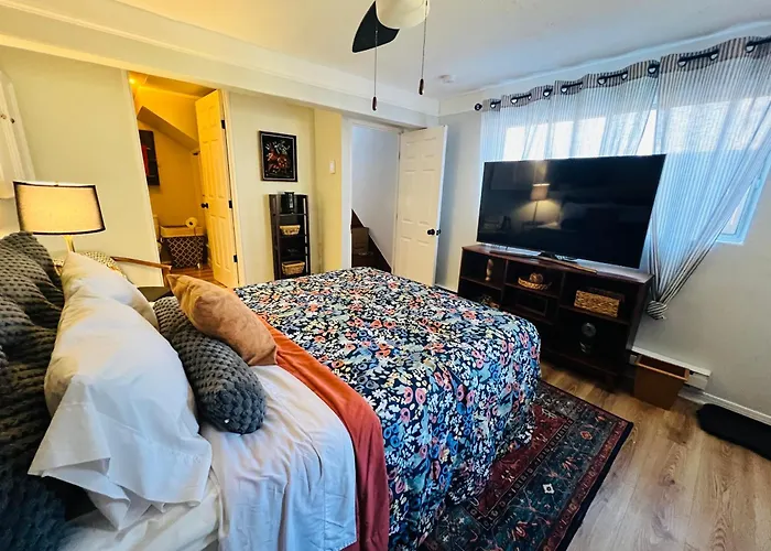 Mountain Lake Retreat - Hot Tub, Lake, Fire Pit, Wineries, Restaurant