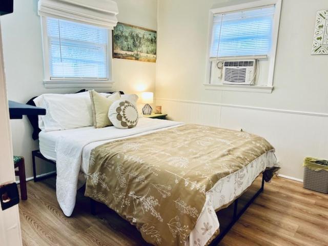 Mountain Retreat - Hot Tub, Lake, Fire Pit, Wineries, Restaurant