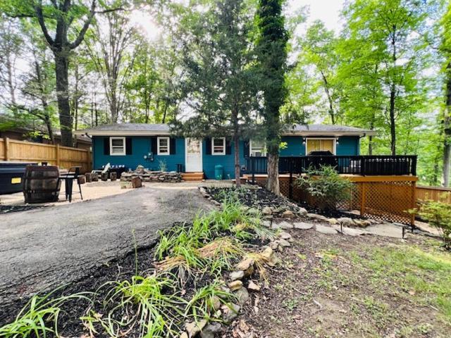 Mountain Retreat - Hot Tub, Lake, Fire Pit, Wineries, Restaurant