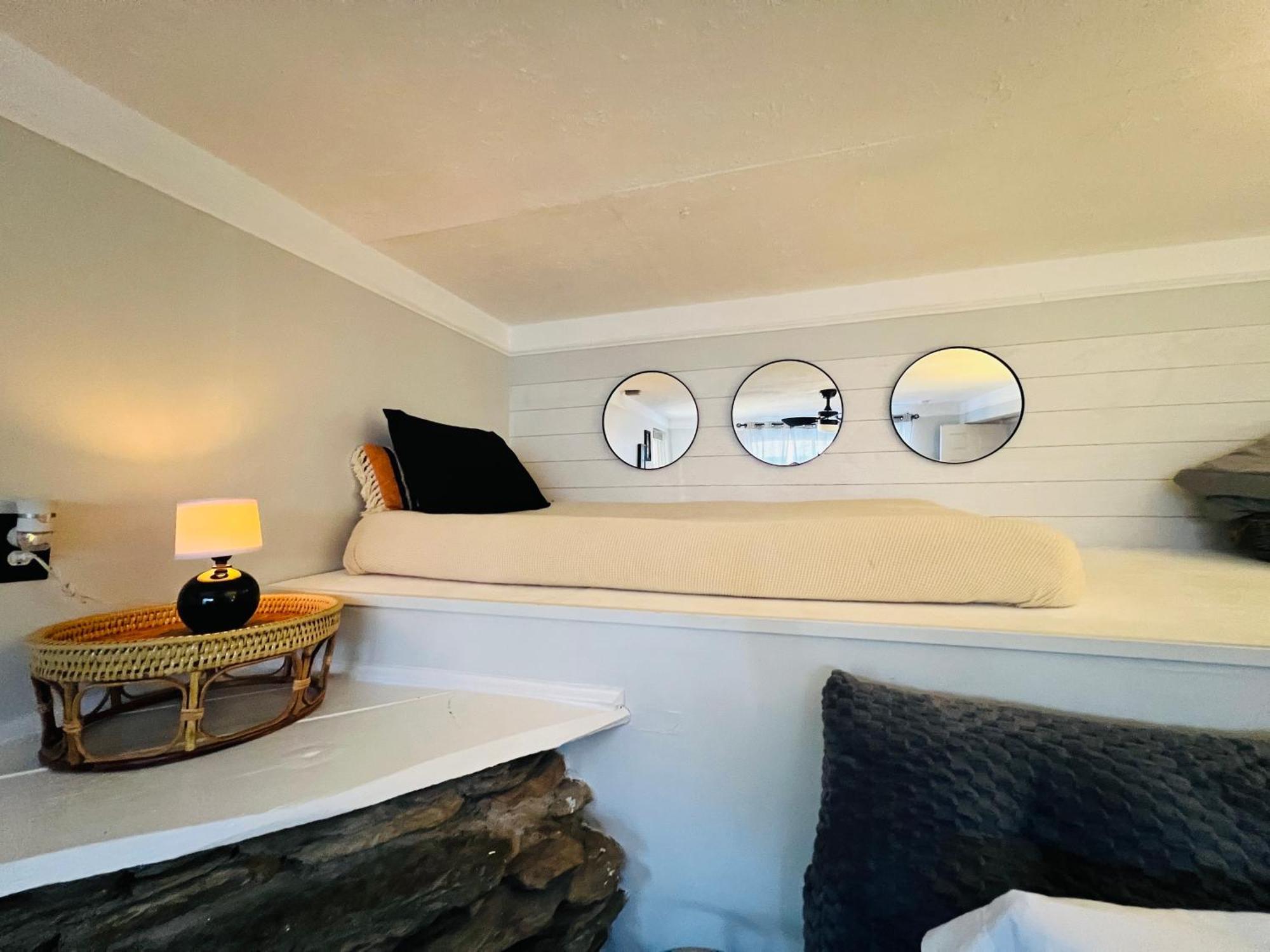 Mountain Retreat - Hot Tub, Lake, Fire Pit, Wineries, Restaurant Holiday home *